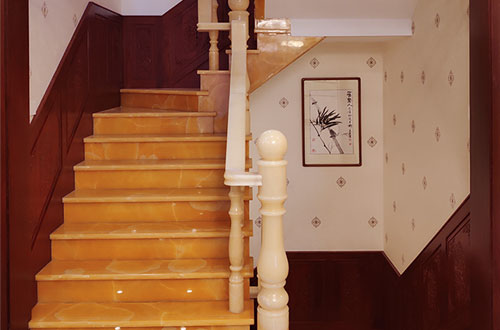 阿瓦提中式别墅室内汉白玉石楼梯的定制安装装饰效果